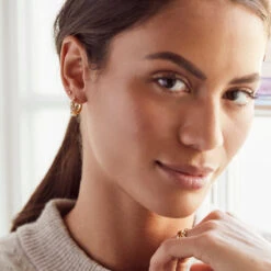 Pearl Organic Huggie Hoop 9 Pearl Organic Huggie Hoop -Carrie Elizabeth CarrieElizabethJewelleryAW23230816 CEJ AW23 campaign 7876 v1 sq