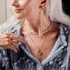 Stardust Engravable Coin Necklace 12 Stardust Engravable Coin Necklace -Carrie Elizabeth CarrieElizabethJewelleryAW23230816 CEJ AW23 campaign 8213 v1 sq